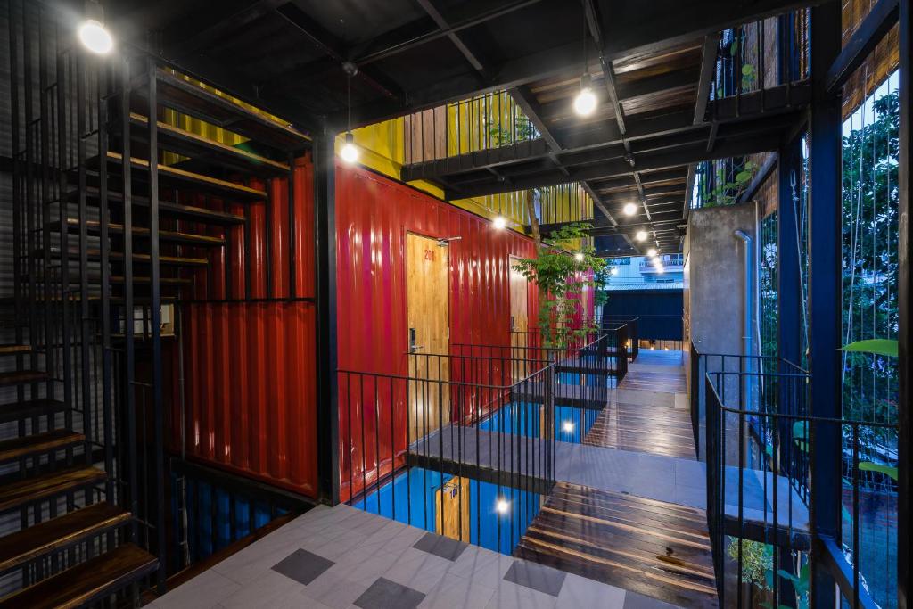 ccasa-hostel-a-unique-hotel-made-from-shipping-containers/