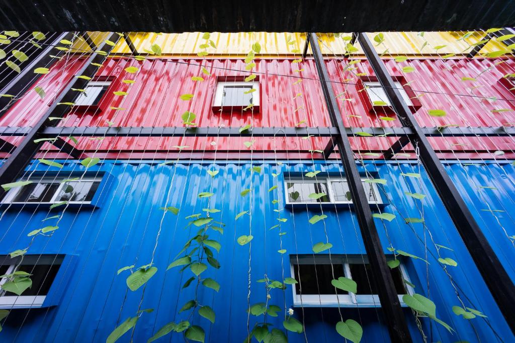 ccasa-hostel-a-unique-hotel-made-from-shipping-containers
