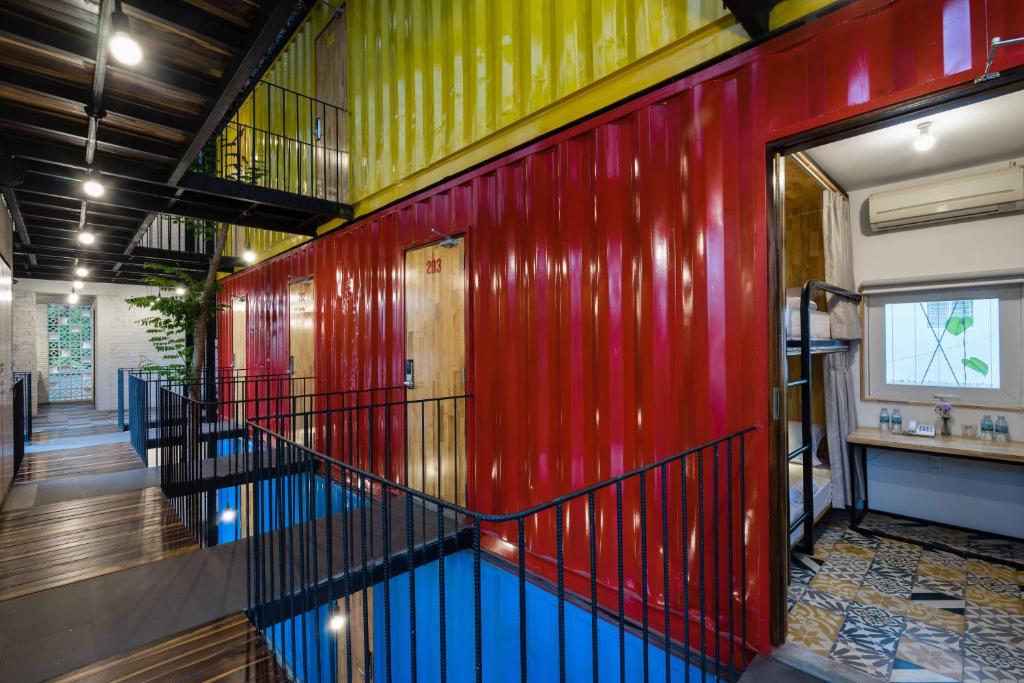 ccasa-hostel-a-unique-hotel-made-from-shipping-containers